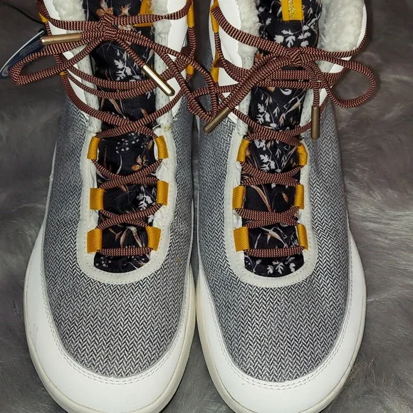 Women Snow Boots Size 12 Waterproof boots and faux fur NWT - Picture 1 of 12